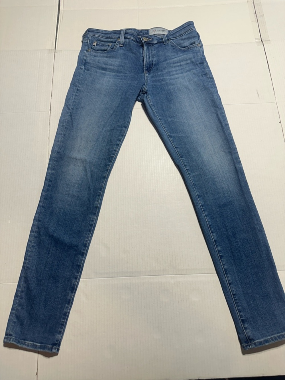 AG The Prima Classic cigarette Leg Blue Jeans w multiple pockets and zipper 28R